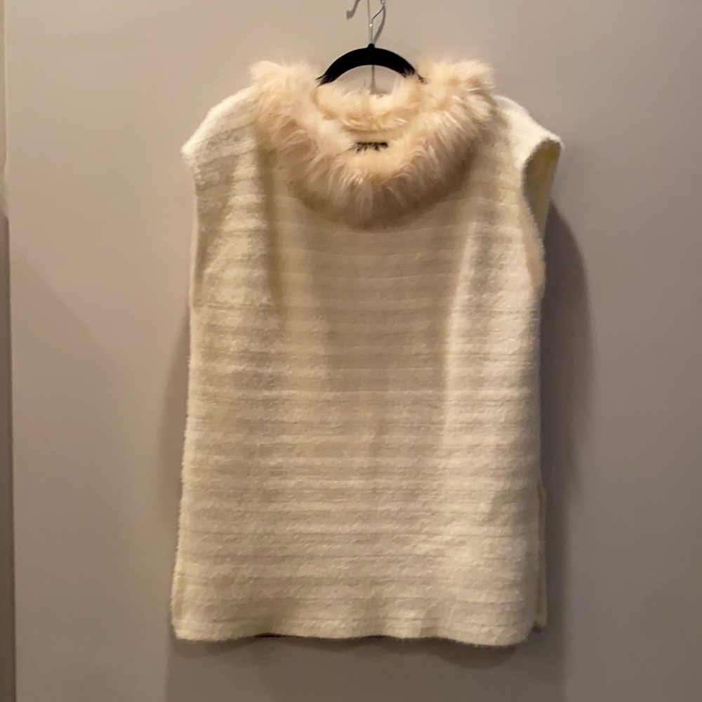 Long sleeveless cream sweater with fur rimmed neck